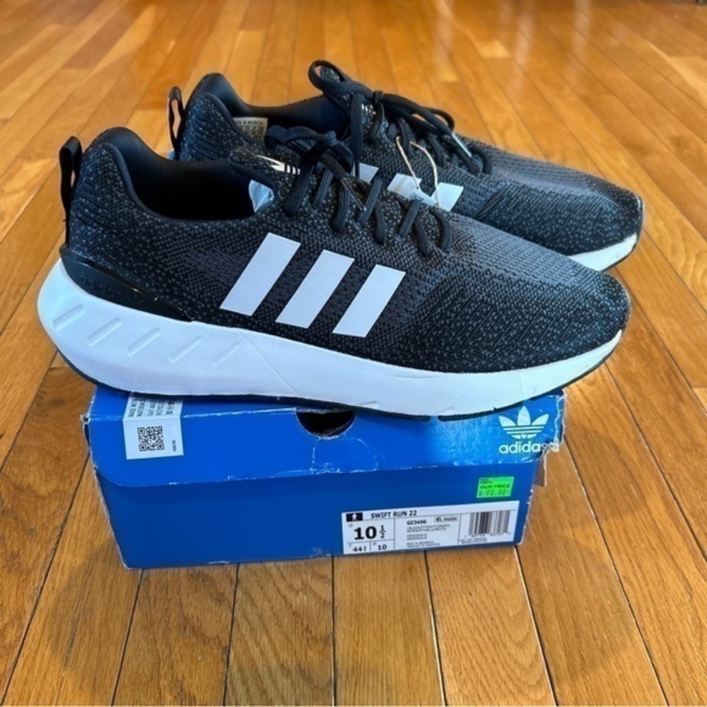 New NIB adidas Swift Run 22 GZ3496 Tennis Shoes Sneakers Mens 10.5 black White